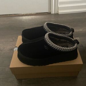 I’m selling a pair of Black Platform Tasman Uggs, Women’s Size 7.